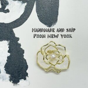 Elegant Gold and White Flower Brooch freshwater Pearl